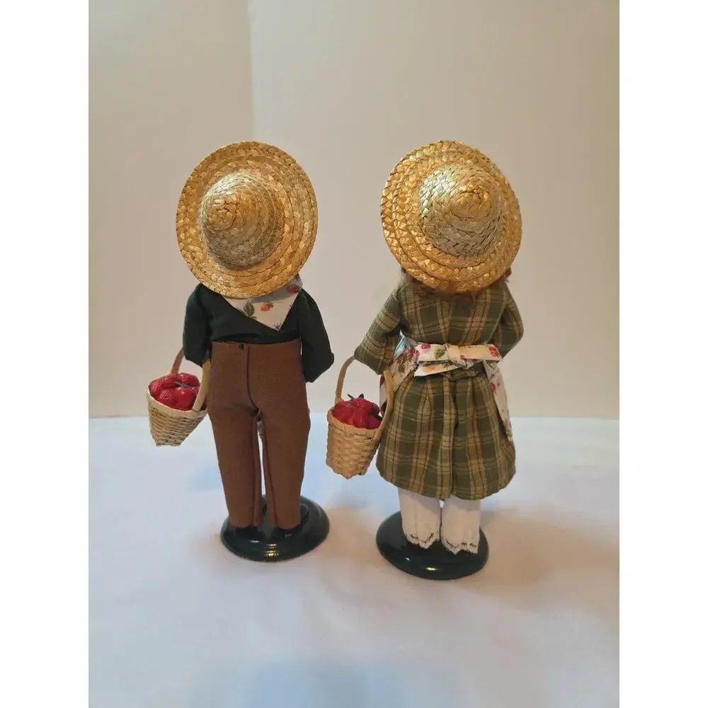 Byers Choice Caroler-Cries of London Girl And Boy Selling Strawberries (2010)